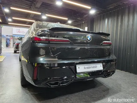 BMW G70 7시리즈 M범퍼 교체 760 버전.