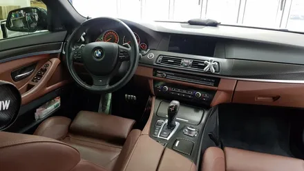 BMW F10 5시리즈 루프스킨+실내랩핑+사이드데칼+포인트데칼[수원랩핑+동탄랩핑+진팩토리+화성랩핑+BMW루프스킨+BMW실내랩핑+F10실내랩핑+BMW사이드데칼+F10사이드데칼] / 화성 동탄