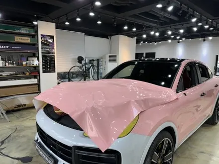 포르쉐 카이엔 고광택 필름 랩핑, 도장같은 퀄리티를 구현합니다. 랩핑 전문점 카이로스 하남본점 / 하남 망월동