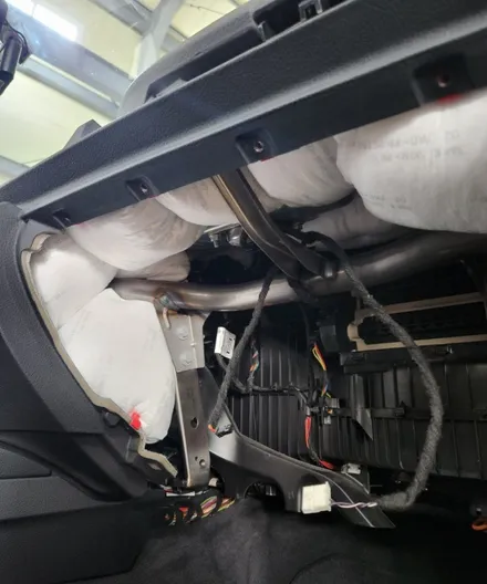 BMW 3시리즈 F30 크레파스 냄새. 실내클리닝으로 해결할 수 있을까요? / 부산 강서