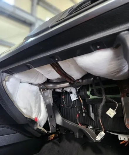 더울수록 심해지는 BMW 3시리즈 F30 크레파스 냄새, 근본 원인 제거 작업 / 부산 강서