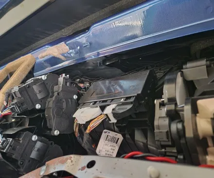 BMW 4시리즈 크레파스 냄새 제거 작업 후기｜F바디 대시보드 방음재 교체 / 부산 강서