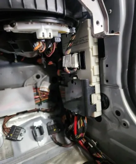 더울수록 심해지는 BMW 3시리즈 F30 크레파스 냄새, 근본 원인 제거 작업 / 부산 강서