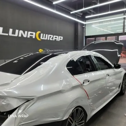 BMW 5시리즈 랩핑 고광택 필름으로 순정 컬러보다 한층 더 고급스럽게. / 김포시 마산동