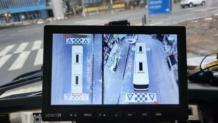기아 뉴 그랜버드 버스에 옴니뷰 NS4 화물차 대형차 전용 어라운드뷰와 안드로이드 올인원을 설치하였습니다.