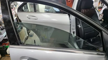 BENZ C-CLASS 솔라가드 새턴 반반사 열차단 썬팅 재시공 및 만도 ZX70 2채널 블랙박스 설치  , 시공 by 용인 블루존