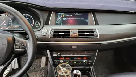 BMW F07 5GT NBT5시리즈 안드로이드 올인원 카플레이 안드로이드오토 후방카메라 아이드라이브 연동 장착 10.25 인치 12.3인치 비교 온보드 모니터 탈거후 설치