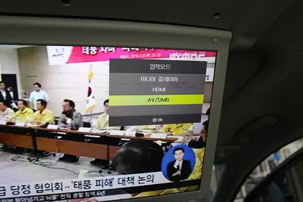 올뉴카니발 17.3 인치 천장모니터 장착기 - DMB도 보고 동영상도 보고 스마트폰도 미러링하고...아이나비 QXD 950 블랙박스도 달고...