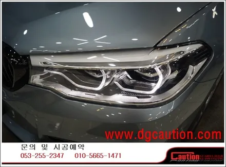 BMW G30 520D 앞범퍼 전체 PPF 및 도어컵 도어엣지 라이트 PPF & 사이드 M 퍼포먼스 데칼 시공사진입니다. #대구랩핑 #대구PPF #대구래핑 #자동차보호필름 / 대구 수성구 황금동