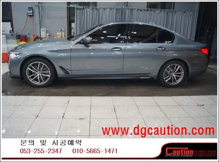 BMW G30 520D 앞범퍼 전체 PPF 및 도어컵 도어엣지 라이트 PPF & 사이드 M 퍼포먼스 데칼 시공사진입니다. #대구랩핑 #대구PPF #대구래핑 #자동차보호필름 / 대구 수성구 황금동