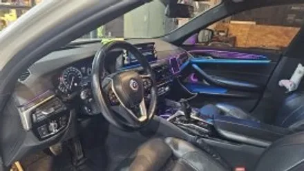 춘천엠비언트bmw5시리즈(520d)G30 도어몰딩엠비언트,컵홀더엠비언트, 회오리스피커엠비언트,미드스피커엠비언트,센터콘솔 엠비언트 순정연동1:1교체방식 / 강원, 춘천, 홍천, 가평