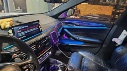 춘천엠비언트bmw5시리즈(520d)G30 도어몰딩엠비언트,컵홀더엠비언트, 회오리스피커엠비언트,미드스피커엠비언트,센터콘솔 엠비언트 순정연동1:1교체방식 / 강원, 춘천, 홍천, 가평