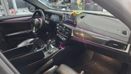 춘천엠비언트bmw5시리즈(520d)G30 도어몰딩엠비언트,컵홀더엠비언트, 회오리스피커엠비언트,미드스피커엠비언트,센터콘솔 엠비언트 순정연동1:1교체방식 / 강원, 춘천, 홍천, 가평