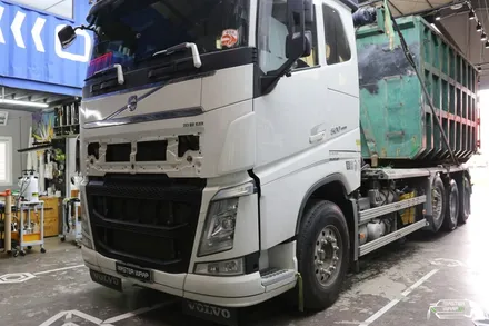 자동차 데칼로 포인트를 준 멋스러운 대형 볼보 추레라 / 수원 인계동