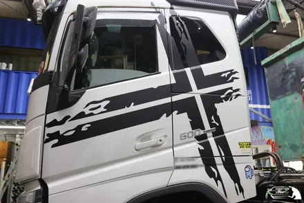 자동차 데칼로 포인트를 준 멋스러운 대형 볼보 추레라 / 수원 인계동