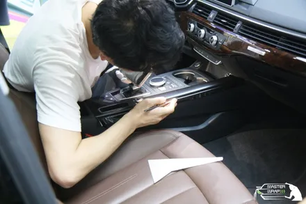 수원랩핑 아우디A4 사틴블랙 실내랩핑으로 고급스럽게 / 수원 인계동