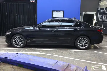 【수원랩핑】 BMW 5시리즈 짙은 블랙의 톤다운 크롬딜리트 시공 / 수원 인계동