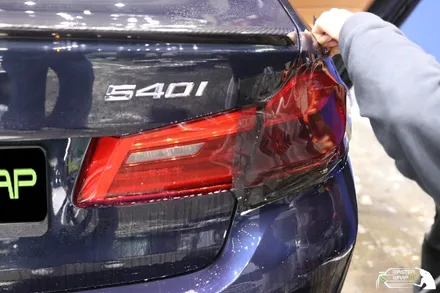 BMW 5시리즈 540i 유광카본 자동차루프스킨 시공으로 더 강렬하게! / 수원 인계동