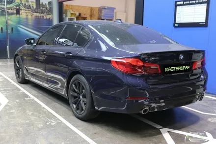BMW 5시리즈 540i 유광카본 자동차루프스킨 시공으로 더 강렬하게! / 수원 인계동