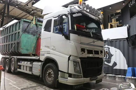 자동차 데칼로 포인트를 준 멋스러운 대형 볼보 추레라 / 수원 인계동