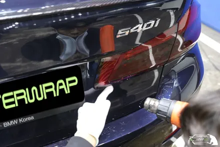 BMW 5시리즈 540i 유광카본 자동차루프스킨 시공으로 더 강렬하게! / 수원 인계동