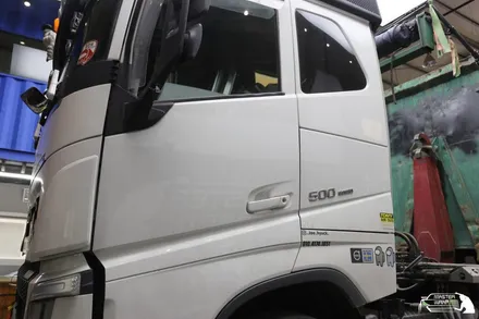 자동차 데칼로 포인트를 준 멋스러운 대형 볼보 추레라 / 수원 인계동