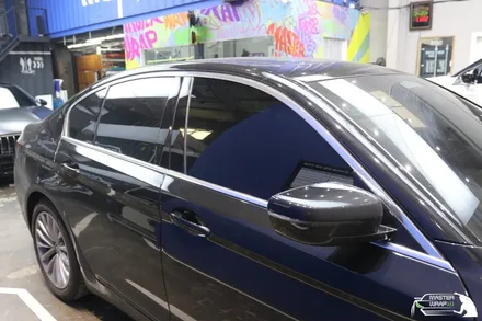 【수원랩핑】 BMW 5시리즈 짙은 블랙의 톤다운 크롬딜리트 시공 / 수원 인계동