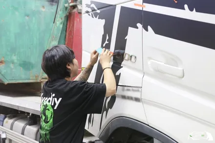 자동차 데칼로 포인트를 준 멋스러운 대형 볼보 추레라 / 수원 인계동