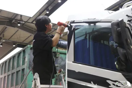 자동차 데칼로 포인트를 준 멋스러운 대형 볼보 추레라 / 수원 인계동