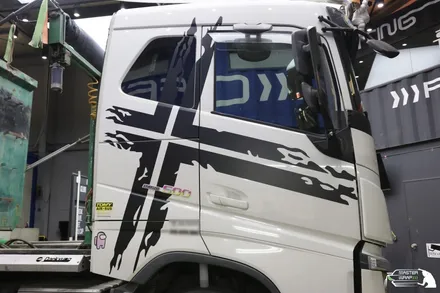 자동차 데칼로 포인트를 준 멋스러운 대형 볼보 추레라 / 수원 인계동
