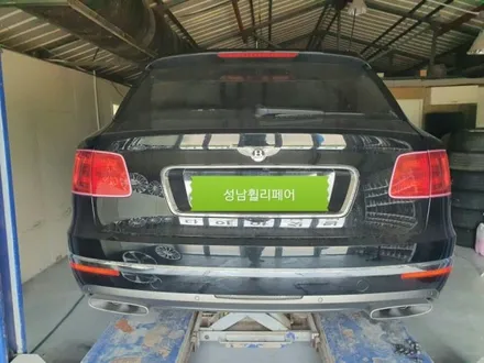 벤틀리의 SUV 벤테이가 22인치 하이퍼실버수리,판교휠수리,판교휠복원,분당휠수리,분당휠복원,죽전휠복원,죽전휠수리,수지휠복원,수지휠수리,성남휠복원,성남휠수리,용인휠수리,용인휠수리 / 용인 보정동