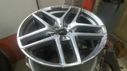 벤츠 GLE350D 4matic 20인치다이야컷팅휠 수리복원,판교휠수리,판교휠복원,분당휠수리,분당휠복원,죽전휠복원,죽전휠수리,수지휠복원,수지휠수리,성남휠복원,성남휠수리,용인휠수리 / 용인 보정동