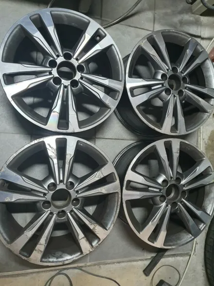 벤츠 E300 4matic 17인치다이야컷팅휠수리판교휠수리,판교휠복원,분당휠수리,분당휠복원,죽전휠복원,죽전휠수리,수지휠복원,수지휠수리,성남휠복원,성남휠수리,용인휠수리,용인휠수리 / 용인 보정동