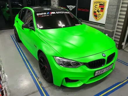 부천랩핑 신형 bmw m3 f80스페셜필름 사틴형광그린 전체랩핑시공 / 부천 상이로