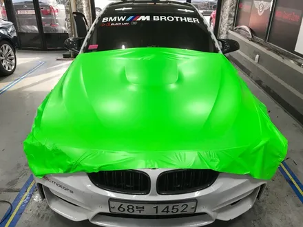 부천랩핑 신형 bmw m3 f80스페셜필름 사틴형광그린 전체랩핑시공 / 부천 상이로