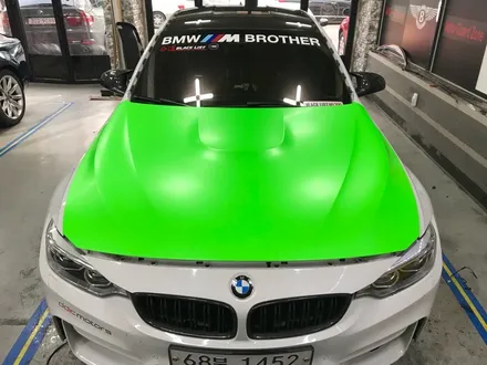 부천랩핑 신형 bmw m3 f80스페셜필름 사틴형광그린 전체랩핑시공 / 부천 상이로