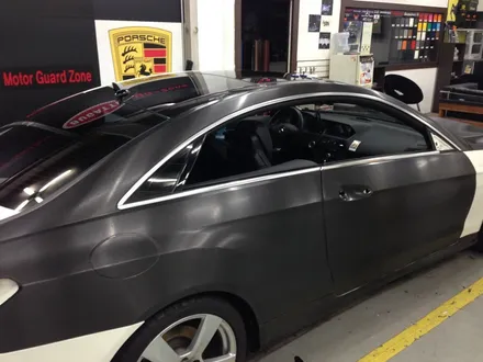 부천랩핑 benz e350 쿠페 블랙 브러쉬드 전체랩핑 시공 블랙랩핑 / 부천 상이로