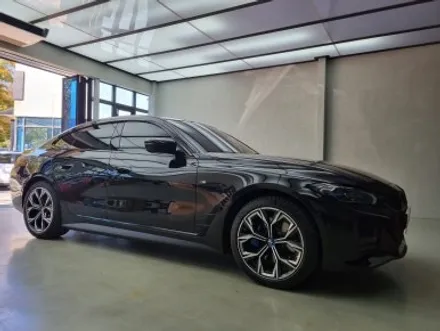 전기차 BMW I4 엠비언트 추가 설치.