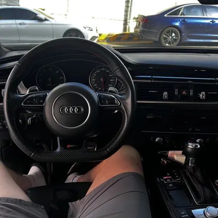 대구/부산/김해 아우디 RS7 카본 R8핸들 교체, 곡 넘김 완벽 활성화와 LED 퍼포먼스의 압도적 시공 - 미스터커스텀 / 부산 해운대