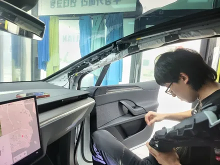 영종도 테슬라 모델x 레이노 S9 틴팅 시공! 어마어마하게 커다란 전면 유리를 한장시공으로?