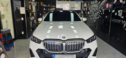 영종도썬팅 BMW 5시리즈 전면유리 교체이후 썬팅 시공,레이노 F95