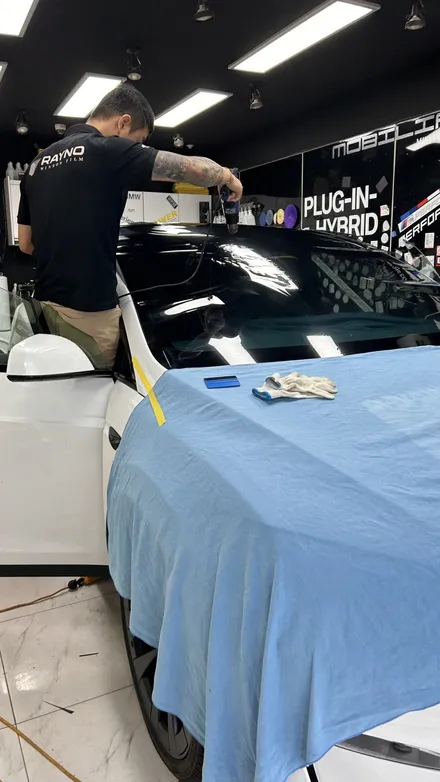영종도 테슬라 모델x 레이노 S9 틴팅 시공! 어마어마하게 커다란 전면 유리를 한장시공으로?