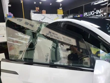 영종도 테슬라 모델x 레이노 S9 틴팅 시공! 어마어마하게 커다란 전면 유리를 한장시공으로?