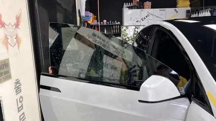 영종도 테슬라 모델x 레이노 S9 틴팅 시공! 어마어마하게 커다란 전면 유리를 한장시공으로?