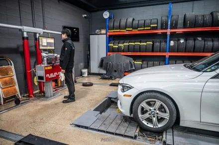 분당 알터네이터 교환 BMW 320d 겉벨트 웜기어 교환 전기부터 조향까지, 핵심 3종 정비 / 성남시 분당구 서현동