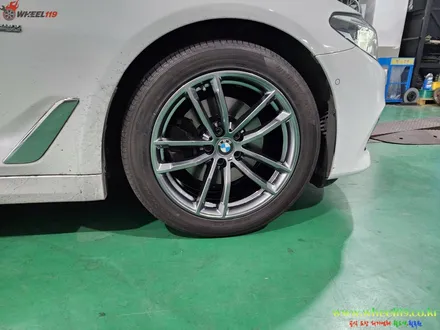 bmw 휠도색 g30 520d 화이트 차량에 잘 어울리는 고스트 크롬으로 자동차 휠 도색 후기 / BMW / 5시리즈 (G30) / 부천, 광명