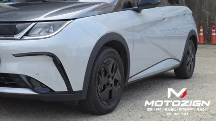 일산 BYD 돌핀 투톤랩핑｜본넷·필러라인·루프스킨·스포일러 다크그레이 & 블랙 휠랩핑 / 고양 일산서구