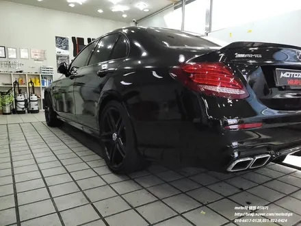 벤츠 E63 AMG 3M2080 블랙유광 전체랩핑과 유리막코팅으로 내구성을 올려드립니다.[일산 파주 운정 고양 김포 PPF 랩핑 전문샾 모토자인] / 고양, 일산, 김포, 파주