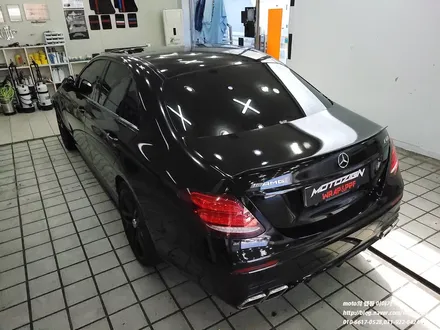 벤츠 E63 AMG 3M2080 블랙유광 전체랩핑과 유리막코팅으로 내구성을 올려드립니다.[일산 파주 운정 고양 김포 PPF 랩핑 전문샾 모토자인] / 고양, 일산, 김포, 파주