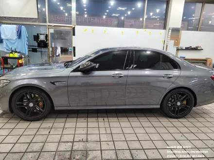 벤츠 E63 AMG 3M2080 블랙유광 전체랩핑과 유리막코팅으로 내구성을 올려드립니다.[일산 파주 운정 고양 김포 PPF 랩핑 전문샾 모토자인] / 고양, 일산, 김포, 파주